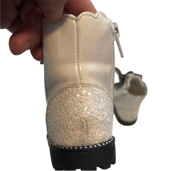 Cynthia Rowley Toddler White and Black Lace-Up Boots Size 5 - Picture 4 of 10